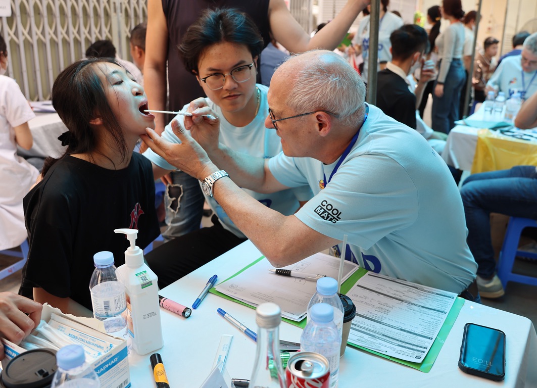 Tristan de Chalain - Operation Restore Hope on site at the hospital in Hanoi