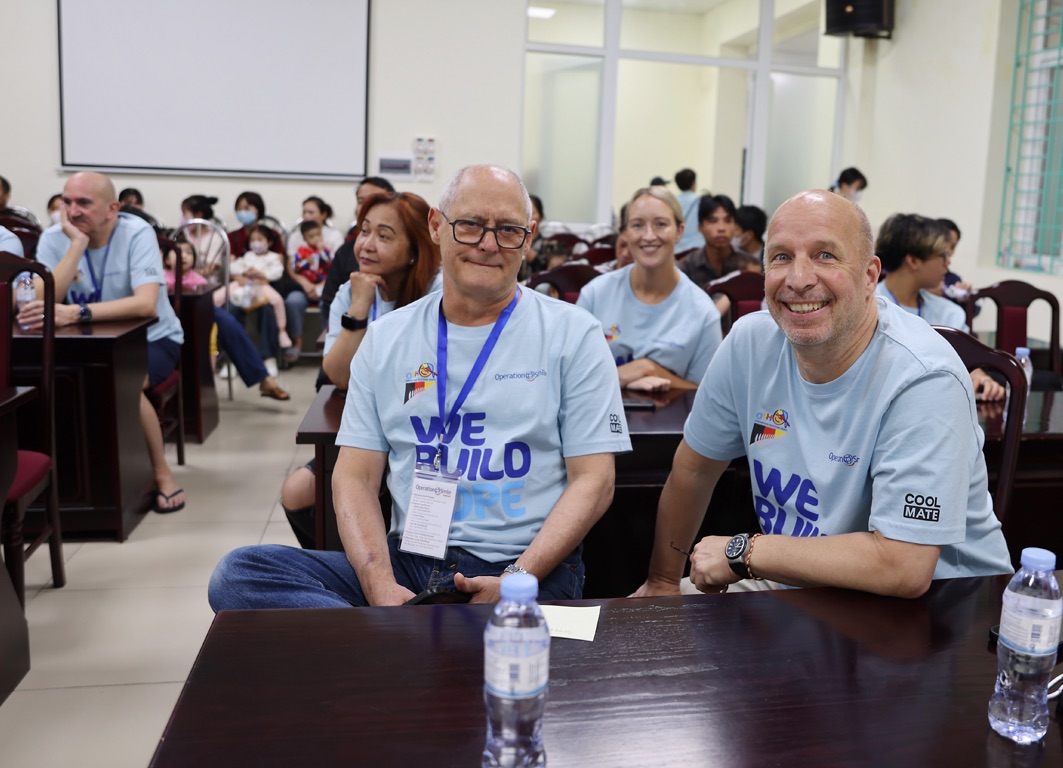 Tristan de Chalain - Operation Restore Hope on site at the hospital in Hanoi